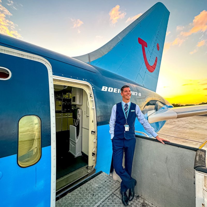 Cabin-Crew-with TUI-Cabin-Crew-Requirements-TUI-Airways